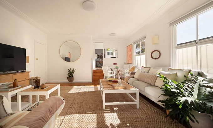 Brighton-le-Sands Apartment | Sunlit Coastal Retreat Close to Cafes and Beach