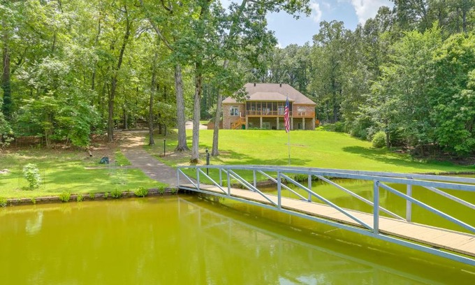 Cropwell Apartment | Sunny Coosa River Hideaway with Boat Dock and Slip!