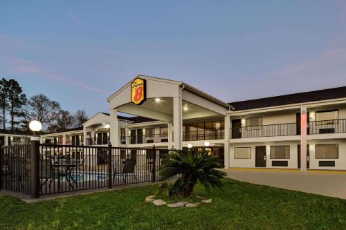 Gulf Hills Hotel | Super 8 by Wyndham Ocean Springs Biloxi