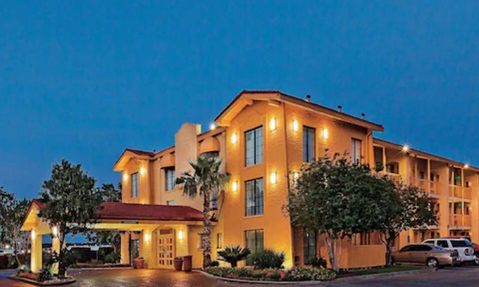 West San Antonio Hotel | Super 8 by Wyndham San Antonio Near SeaWorld Ingram Park