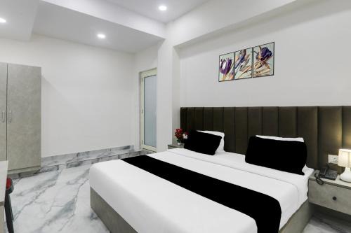 Lucknow Hotel | Super Collection O Quila Road Formerly JR Inn