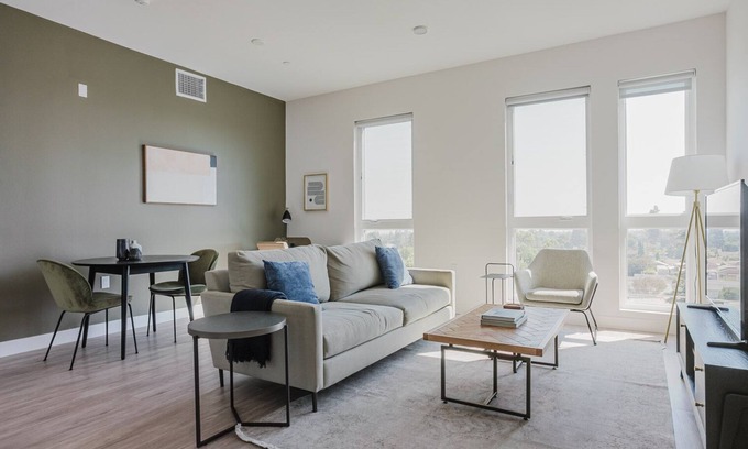 East Pasadena Apartment | Superb 1BR w/Gym & Elev, nr Dining & Hiking