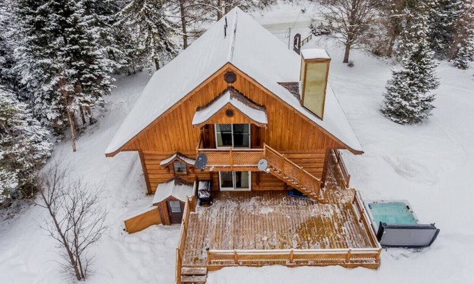 Lantier Ski Chalet | The Escapade - Private hot tub with pool table 6BR