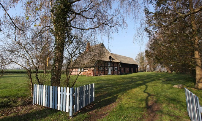 Damlos House | Thatched roof at the edge of the field with a magnificent view