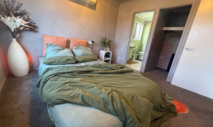 Mango Hill House | The Atelier – Artful Home Stay at Mangohill