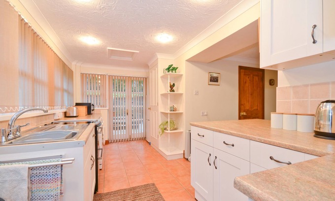Newport Cottage | The Bays, cottage with views of Carisbrooke Castle