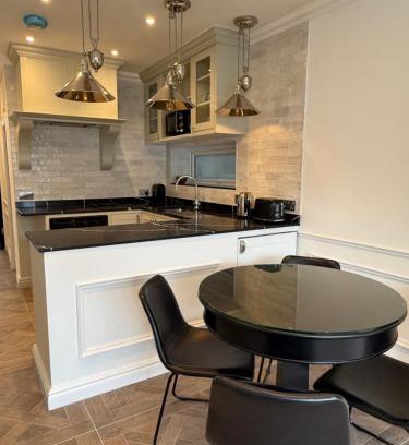 Golders Green Apartment | The Brent Cross Suite