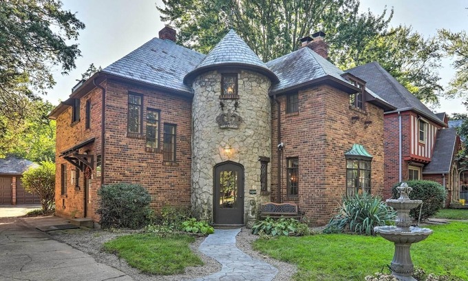 Ottawa House | The Castle is back! 4 BR/3.5 BA, Game Room, Jacuzzi Bathtub! 1 mile from UT!