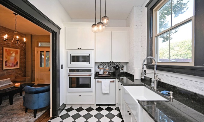Covington House | The Cov House - Luxury rental 5 minutes to DT Cincy; walkable!