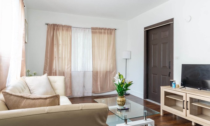 Biscayne Park Apartment | The Cozy Corner Studio in Quiet, Vibrant Biscayne Park with AC, WiFi