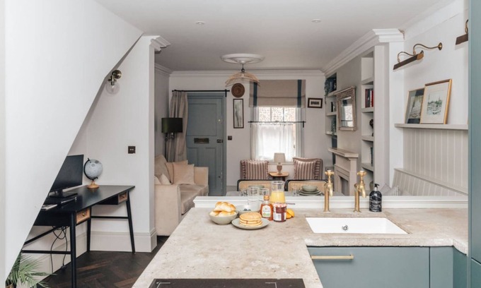 Henley-on-Thames House | The Emerald - Central Henley 2 Bedroom House - From 145 Per Night