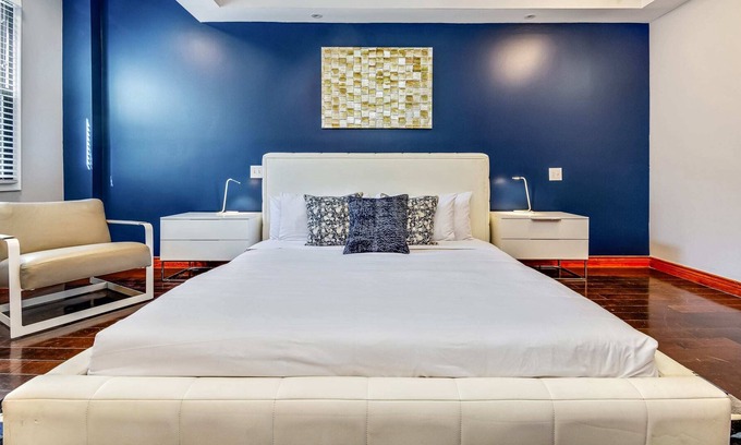 Chinatown Apartment | The Gem - Stylish Penthouse With a Private Deck