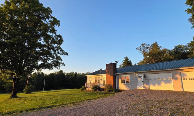 Lairdsville House | "The Homely House": Beautiful Mountain Views 2-Bdrm House with 77" TV, WiFi, AC
