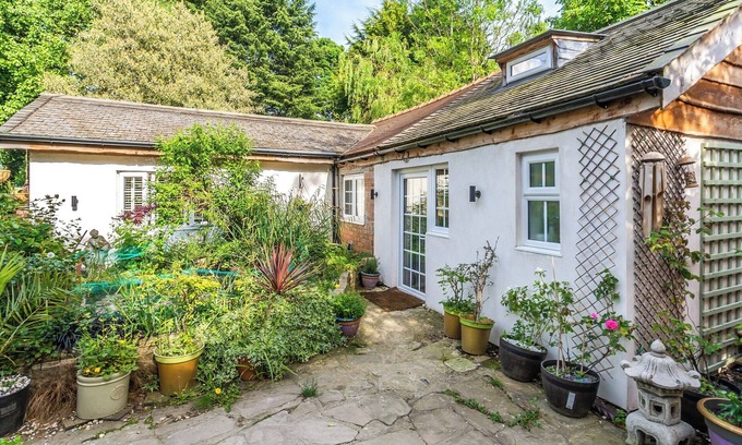 Hull Cottage | The Little House in Hull