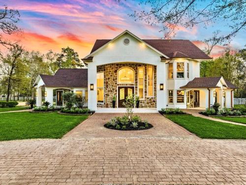 Magnolia House | The LUX at West Event & Stay, Pool, Golf & Pickle