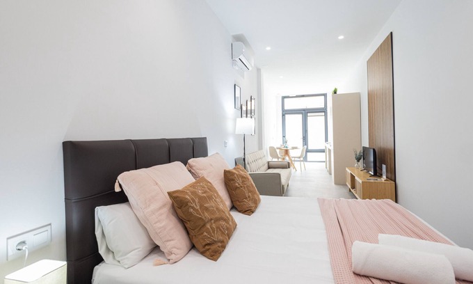 Na Rovella Apartment | The Monteolivete Apartment B by Florit Flats
