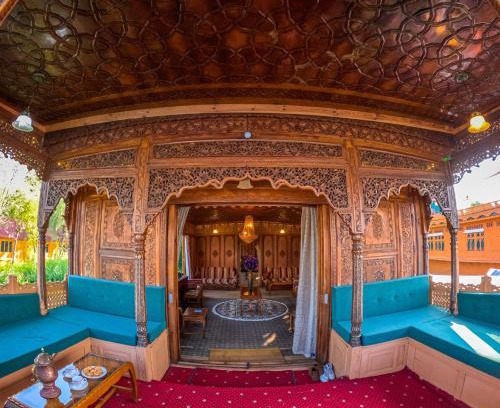 Dal Lake Hotel | The Royal hareem group of houseboats