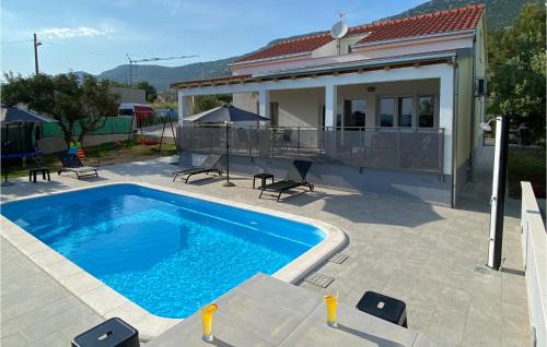 Kastel Stari House | Three-Bedroom Holiday Home In Kastel Stari
