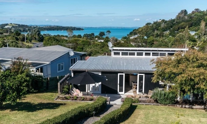 Surfdale House | TIKAPA MOANA VIEWS | Be My Guest