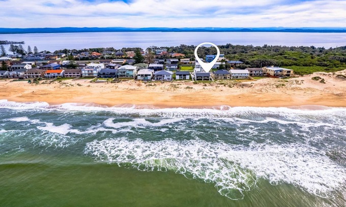 The Entrance North Apartment | Time and Tides - Beachfront, Stunning Ocean Views.