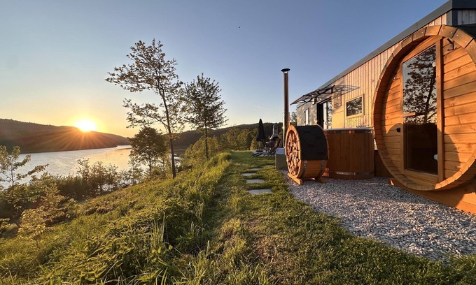 Neunburg vorm Wald House | Tiny Chalet by the Lake with Sauna & Hot Tub