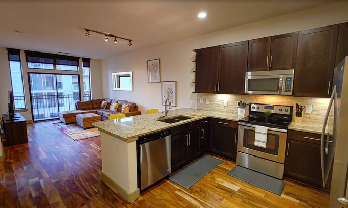 Downtown Houston Apartment | Top Floor Downtown 1x1 Just Feet From Metrorail