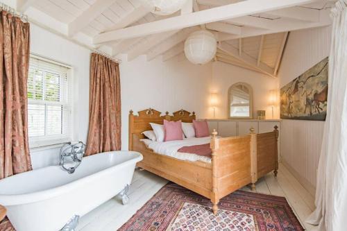 Deal House | Trafalgar Cottage - Stunning sea view property on beach