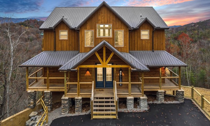 Gatlinburg - Pigeon Forge Cabin | Treehouse Lodge 5 Bedroom Cabin by RedAwning