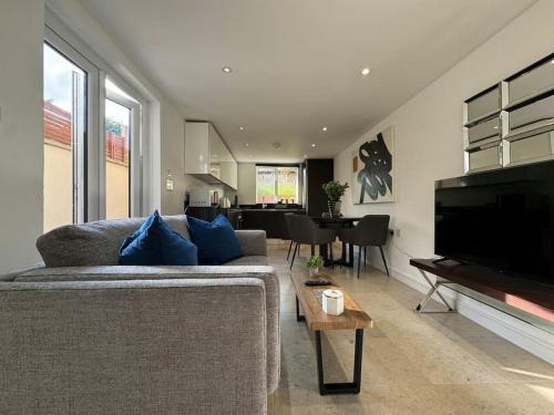 London Borough of Croydon Apartment | Trendy 2BR 2BA Flat in Crystal Palace