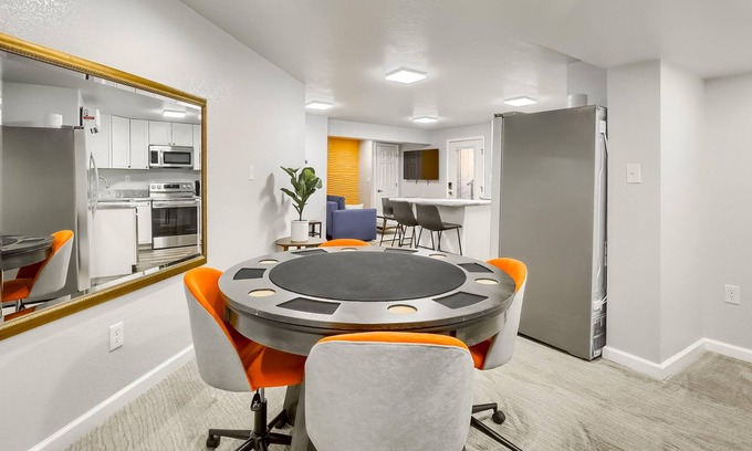 Green Valley Ranch House | Trendy,Fun+2brm+Arcade+Kitchen+PrvtEntry+Patio