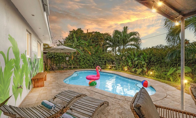 Edgewood House | Tropical Getaway + Heated Pool, Arcades–5 MIN to The Fort: Pickleball - Sleeps 8