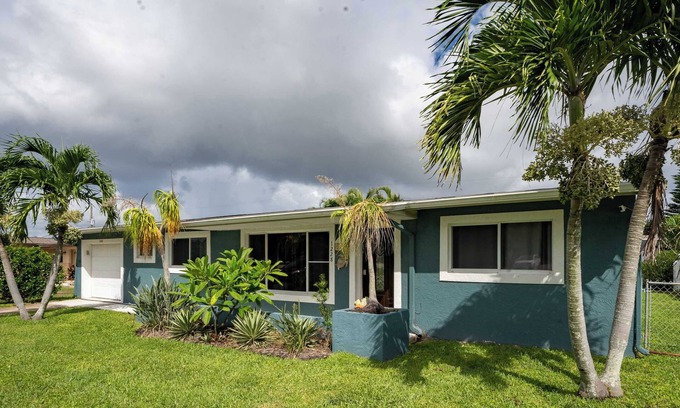 Golden Beach Estates House | Turtle Nest 3br with hot tub, great park, beach!