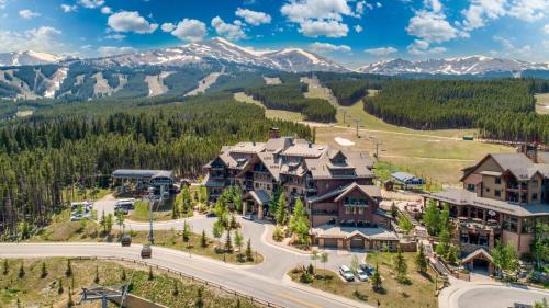 Breckenridge House | Twin Chutes by AvantStay Beautiful Ski in Ski out Condo w access to Hot Tub Gym