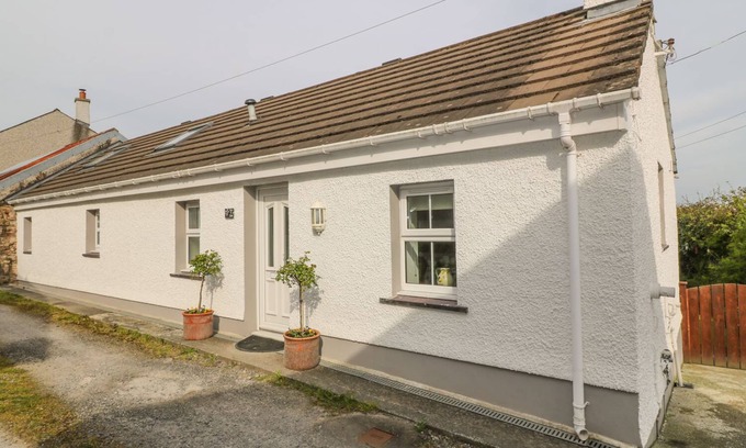 Brynsiencyn House | TYN Y GIAT, pet friendly, with a garden in Brynsiencyn