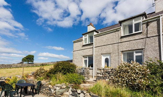 Garndolbenmaen House | Tyn Y Gorlan