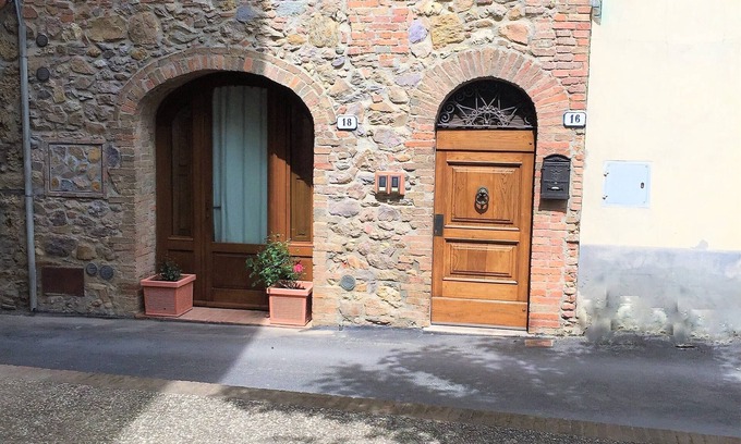 Monticiano Apartment | Typical Tuscan residence in an ancient village on the outskirts of Siena