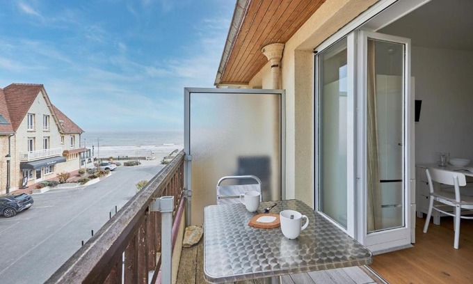 Saint-Regnobert-de-la-Cote-de-Nacre Apartment | Un Balcon sur la Mer - Appt à 30m de la plage
