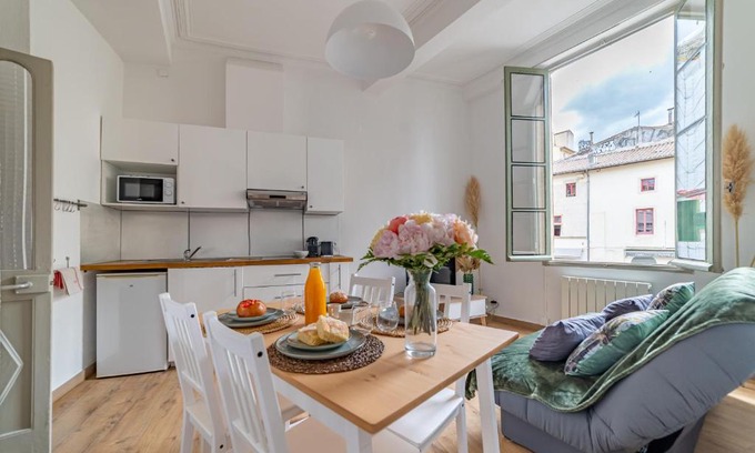 Nimes City Centre Apartment | Un pied à terre avec terrasse à la Cathédrale - Une Nuit à Nîmes