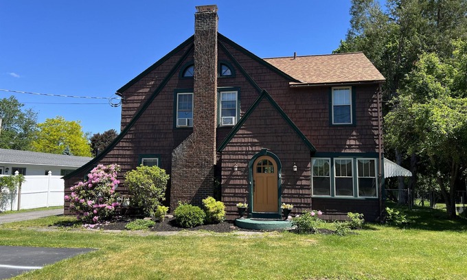 West End House | Under 1 mile to All Star ~ origin of 2016 Rockefeller Tree!