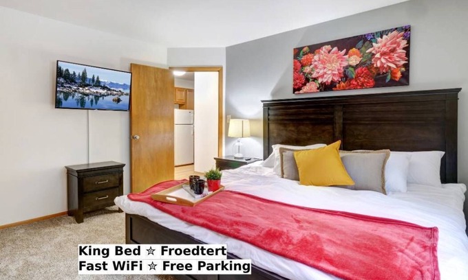 Wauwatosa Apartment | Underground Parking,Near Froedtert, King Bed, Fast WiFi