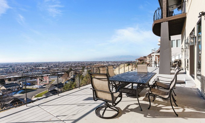 Northridge Apartment | Unforgettable views, deck, BBQ, sleeps 13, 4br4ba