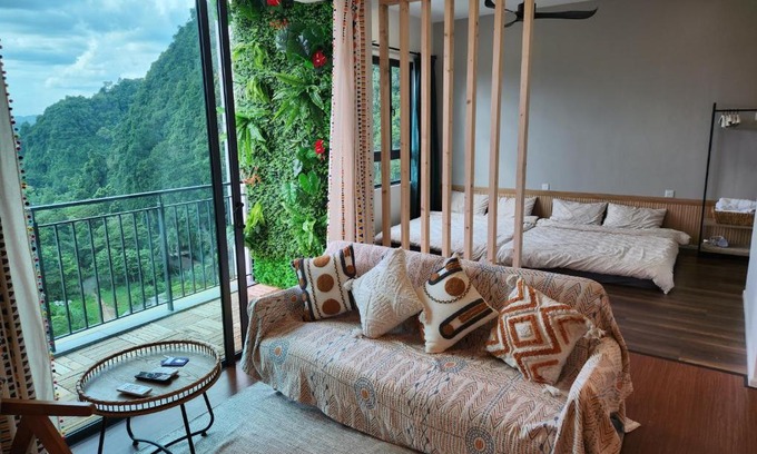 Ulu Kinta Apartment | Unique Boho Style Condo with NETFLIX for up to 5PAX - Enjoy Mountain View while swimming at the Infinity Pool & Natural Hotspring Pool, 2mins walk to the Lost World of Tambun, Water Themepark at IPOH