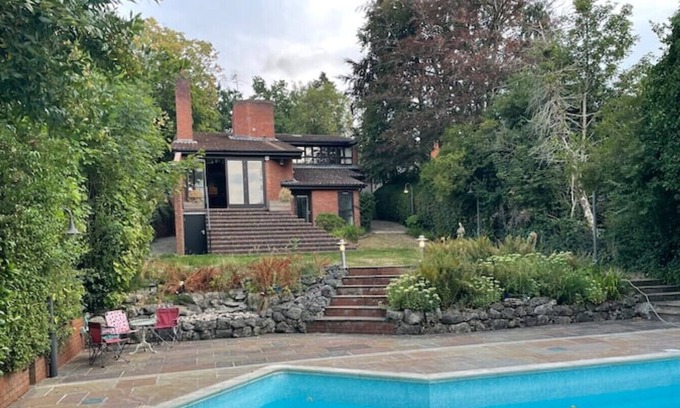 Elstree Villa | Unique Cottage with Swimming Pool & Hot Tub
