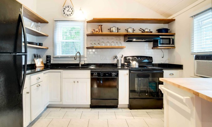 Hyannis Cottage | Updated Hyannis Home < 2 Mi to Beach & Golf!