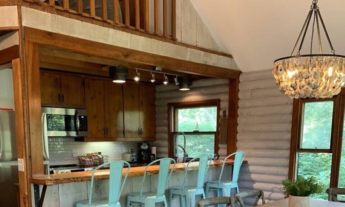 East Boothbay Cabin | Updated vintage log cabin near Ocean Point