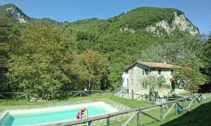 Gallicano House | Vacation Home "Luxury Suite La Grotta Del Vento" with Mountain View, Shared Pool & Wi-Fi