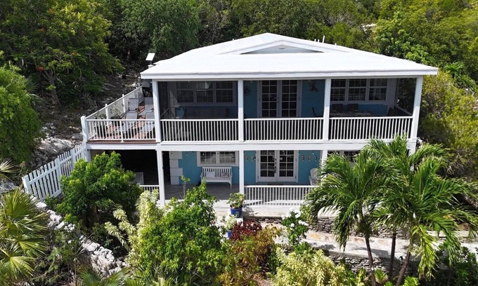 George Town House | Vacation Home - Spacious, Convenient, Views! Only a 2-3 min walk to the beach.
