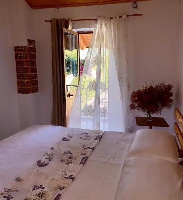 Mbrostar-Urë House | Velaj Guest House