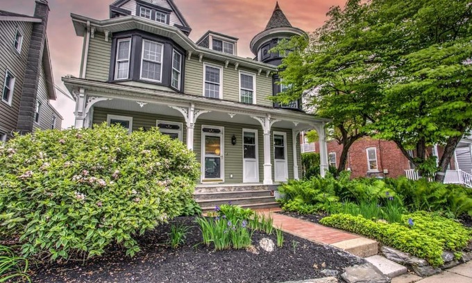 Mountville House | Victorian Manor on Main w 6 beds-10 mins to Lanc