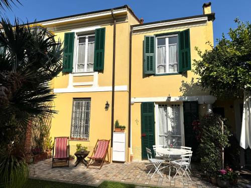 Vallecrosia Apartment | Villa Angelina Holiday Homes I Casa Limone I Villa in città I 6 ospiti I Mare 5 min I Giardino I Parcheggio privato